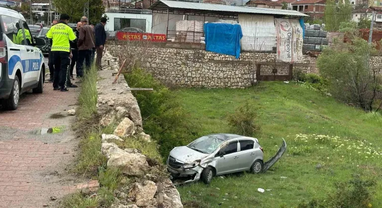 İstinat duvarına çarpan araç bahçeye uçtu: 2 yaralı