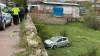 İstinat duvarına çarpan araç bahçeye uçtu: 2 yaralı